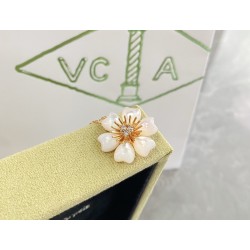 Van Cleef & Arpels Rose De Noel Of Gold/VCA Necklaces White 