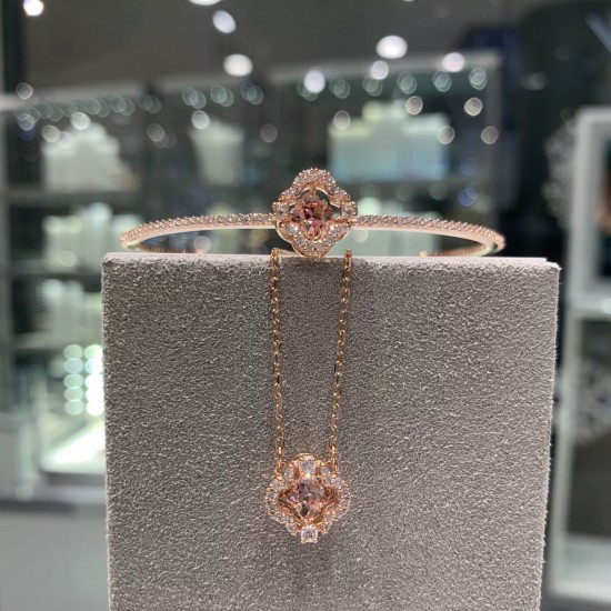 Four Leaf Clover Necklace - Shamrock - Swarovski Crystal Elements - St –  The Holistic Shop